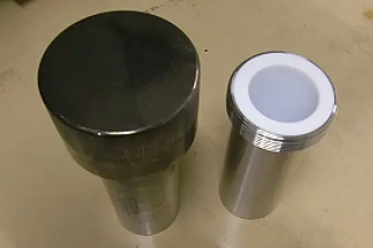 Hydrothermal synthesis equipment